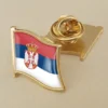 Булавка с флагом Сербии, выполненная в ярких цветах, идеально подходит для оптовой продажи и патриотических показов.