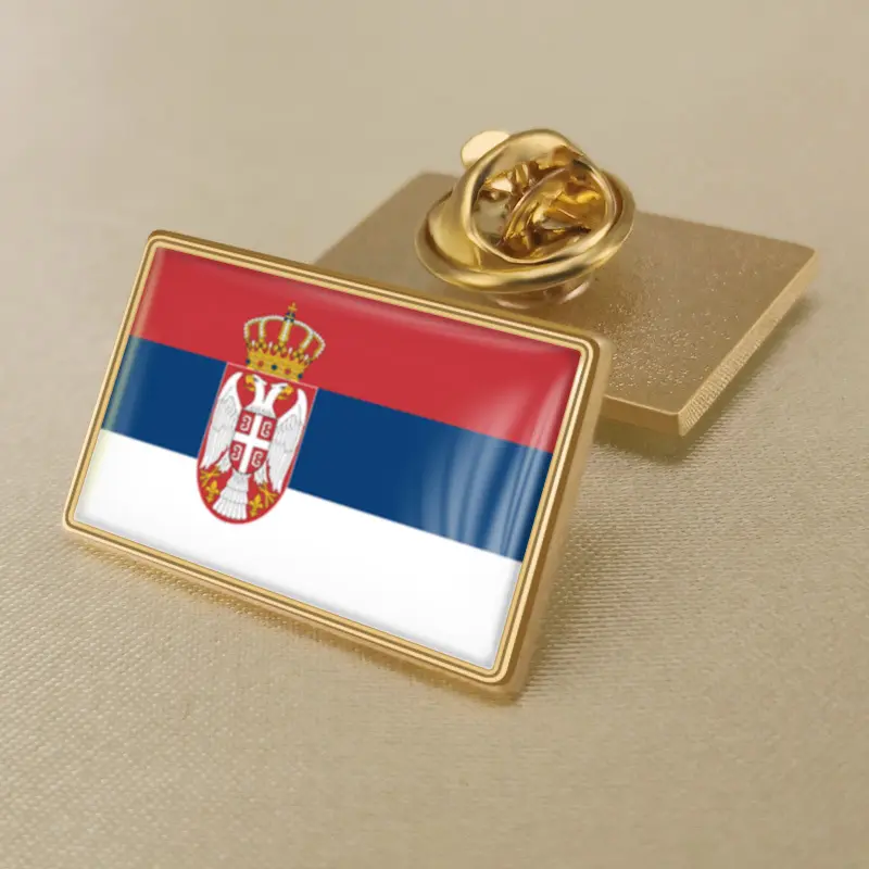 Alfiler de solapa con la bandera de Serbia en vivos colores, ideal para distribución al por mayor y muestras patrióticas.