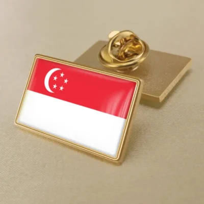 Pin con la bandera de Singapur en un lugar destacado, ideal para compras al por mayor y para mostrar el orgullo nacional.