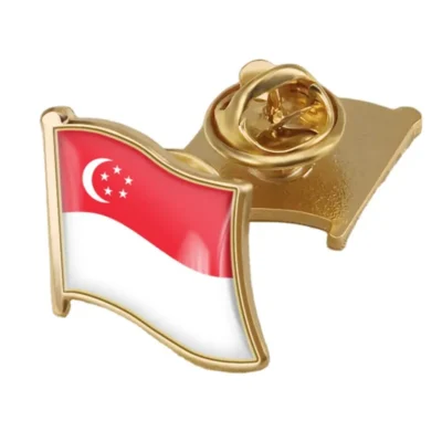 Pin con la bandera de Singapur en un lugar destacado, ideal para compras al por mayor y para mostrar el orgullo nacional.