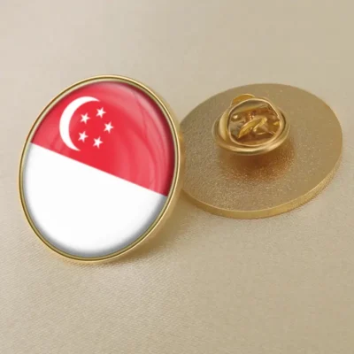 Pin con la bandera de Singapur en un lugar destacado, ideal para compras al por mayor y para mostrar el orgullo nacional.