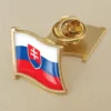 Булавка с флагом Словакии на видном месте, идеально подходит для оптовой продажи и патриотических аксессуаров.