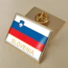 白地にスロバキア国旗のラペルピン。