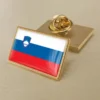 白地にスロバキア国旗のラペルピン。
