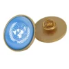 Eine Anstecknadel mit dem Logo der Vereinten Nationen, die die weltweite Einheit symbolisiert und im Großhandel erhältlich ist.