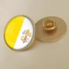 Épingle du drapeau de la Cité du Vatican, parfaite pour les collectionneurs et les grossistes, représentant le motif emblématique jaune et blanc.