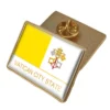 Épingle du drapeau de la Cité du Vatican, parfaite pour les collectionneurs et les grossistes, représentant le motif emblématique jaune et blanc.