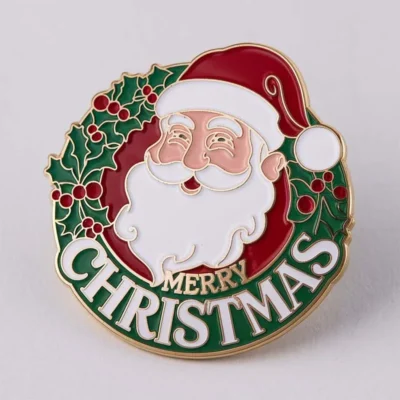 Festivo pin personalizado que muestra a Papá Noel con el texto "Peakeen Merry Christmas", ideal para eventos festivos y regalos.