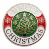 Individueller Weihnachtsbaumschmuck mit den Worten "Frohe Weihnachten" in festlichen Buchstaben.