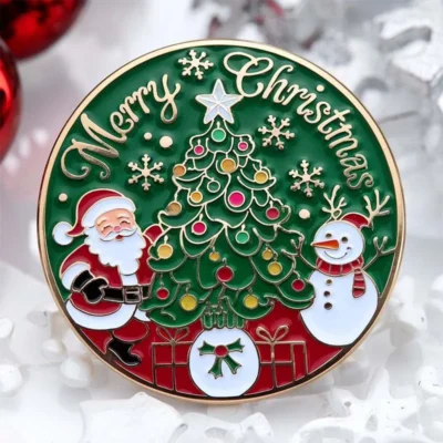 Pin navideño personalizado con Papá Noel y un alegre muñeco de nieve en un diseño festivo.