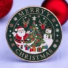 Individuelle Weihnachtsbaum-Anstecknadel mit dem Weihnachtsmann und einem fröhlichen Schneemann in einem festlichen Design.
