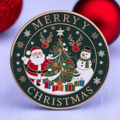 Pin navideño personalizado con Papá Noel y un alegre muñeco de nieve en un diseño festivo.