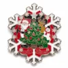 Individuelle Weihnachtsbaum-Anstecknadel mit einem festlichen Baum und einem Rentier, perfekt für Weihnachtsfeiern.