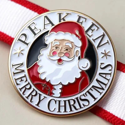 Festivo pin personalizado que muestra a Papá Noel con el texto "Peakeen Merry Christmas", ideal para eventos festivos y regalos.