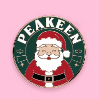 Festivo pin personalizado que muestra a Papá Noel con el texto "Peakeen Merry Christmas", ideal para eventos festivos y regalos.