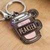 Portachiavi personalizzati per il caffè, portachiavi in metallo smaltato morbido con disegni unici di tazze di caffè, portachiavi personalizzati a tema caffè, perfetti per gli amanti del caffè e gli eventi promozionali, portachiavi di alta qualità per regali e uso quotidiano.