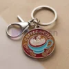 Portachiavi personalizzati per il caffè, portachiavi in metallo smaltato morbido con disegni unici di tazze di caffè, portachiavi personalizzati a tema caffè, perfetti per gli amanti del caffè e gli eventi promozionali, portachiavi di alta qualità per regali e uso quotidiano.