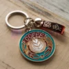 Llaveros personalizados de café, llaveros metálicos de esmalte blando con diseños únicos de tazas de café, llaveros personalizados con temática de café, perfectos para amantes del café y eventos promocionales, llaveros de café de alta calidad para regalo y uso diario.