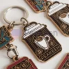 Portachiavi personalizzati per il caffè, portachiavi in metallo smaltato morbido con disegni unici di tazze di caffè, portachiavi personalizzati a tema caffè, perfetti per gli amanti del caffè e gli eventi promozionali, portachiavi di alta qualità per regali e uso quotidiano.