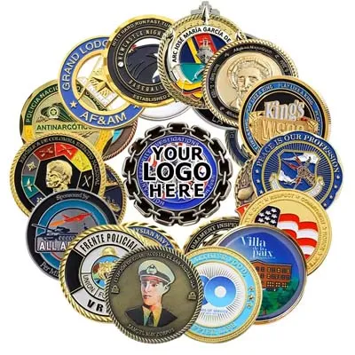 Una collezione di monete commemorative con diversi disegni e loghi, tra cui uno con un segnaposto per 'Your Logo Here', visualizzati su uno sfondo bianco. Parole chiave: monete commemorative