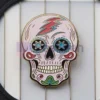Individuelle Anstecknadel von Grateful Dead mit einem Bären und einem Blitzdesign, lebendig und auffällig.