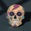 Individuelle Anstecknadel von Grateful Dead mit einem Bären und einem Blitzdesign, lebendig und auffällig.