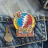 Individuelle Anstecknadel von Grateful Dead mit einem Bären und einem Blitzdesign, lebendig und auffällig.