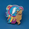Individuelle Anstecknadel von Grateful Dead mit einem Bären und einem Blitzdesign, lebendig und auffällig.