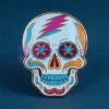 Individuelle Anstecknadel von Grateful Dead mit einem Bären und einem Blitzdesign, lebendig und auffällig.