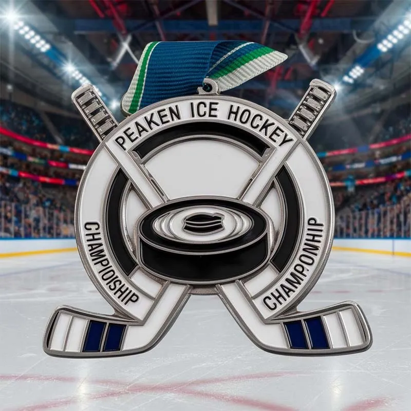 Primer plano de una medalla de campeón de hockey sobre hielo, que muestra su intrincado diseño y representa la excelencia en el juego.