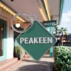 Llavero de hotel personalizado con la palabra "peakeen" en un elegante diseño, perfecto tanto para huéspedes como para coleccionistas.