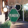 Llavero de hotel personalizado con la palabra "peakeen" en un elegante diseño, perfecto tanto para huéspedes como para coleccionistas.