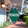 Llavero de hotel personalizado con la palabra "peakeen" en un elegante diseño, perfecto tanto para huéspedes como para coleccionistas.