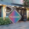Llavero de hotel personalizado con la palabra "peakeen" en un elegante diseño, perfecto tanto para huéspedes como para coleccionistas.