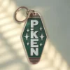 Llavero de hotel personalizado con la palabra "peakeen" en un elegante diseño, perfecto tanto para huéspedes como para coleccionistas.