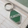 Llavero de hotel personalizado con la palabra "peakeen" en un elegante diseño, perfecto tanto para huéspedes como para coleccionistas.