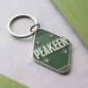 Llavero de hotel personalizado con la palabra "peakeen" en un elegante diseño, perfecto tanto para huéspedes como para coleccionistas.