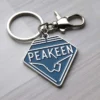Llavero de hotel personalizado con la palabra "peakeen" en un elegante diseño, perfecto tanto para huéspedes como para coleccionistas.
