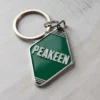 Llavero de hotel personalizado con la palabra "peakeen" en un elegante diseño, perfecto tanto para huéspedes como para coleccionistas.