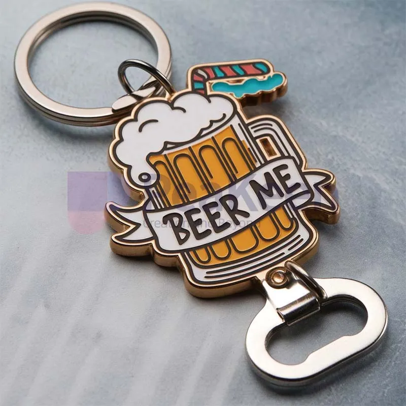 表面にエレガントに "BEER ME "の文字をあしらったカスタム栓抜きキーホルダー。