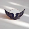 Emaillierte Anstecknadel mit Pilotenflügeln im Peekermotiv, ideal für Luftfahrtenthusiasten und Sammler.