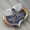 Emaillierte Anstecknadel mit Pilotenflügeln im Peekermotiv, ideal für Luftfahrtenthusiasten und Sammler.