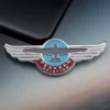 Emaillierte Anstecknadel mit Pilotenflügeln im Peekermotiv, ideal für Luftfahrtenthusiasten und Sammler.
