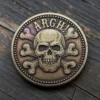 Individuell gestaltete Piratenmünze mit einem Totenkopfmuster, das Abenteuer und Schätze auf hoher See symbolisiert.