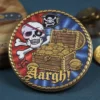 Individuell gestaltete Piratenmünze mit einem Totenkopfmuster, das Abenteuer und Schätze auf hoher See symbolisiert.