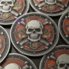 Individuell gestaltete Piratenmünze mit einem Totenkopfmuster, das Abenteuer und Schätze auf hoher See symbolisiert.