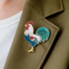 Individuo che indossa una spilla a forma di gallo personalizzata, evidenziando un accessorio distintivo che riflette l'estro personale.