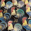 Individuo che indossa una spilla a forma di gallo personalizzata, evidenziando un accessorio distintivo che riflette l'estro personale.