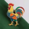 Individuo che indossa una spilla a forma di gallo personalizzata, evidenziando un accessorio distintivo che riflette l'estro personale.