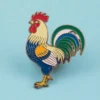 Individuo che indossa una spilla a forma di gallo personalizzata, evidenziando un accessorio distintivo che riflette l'estro personale.